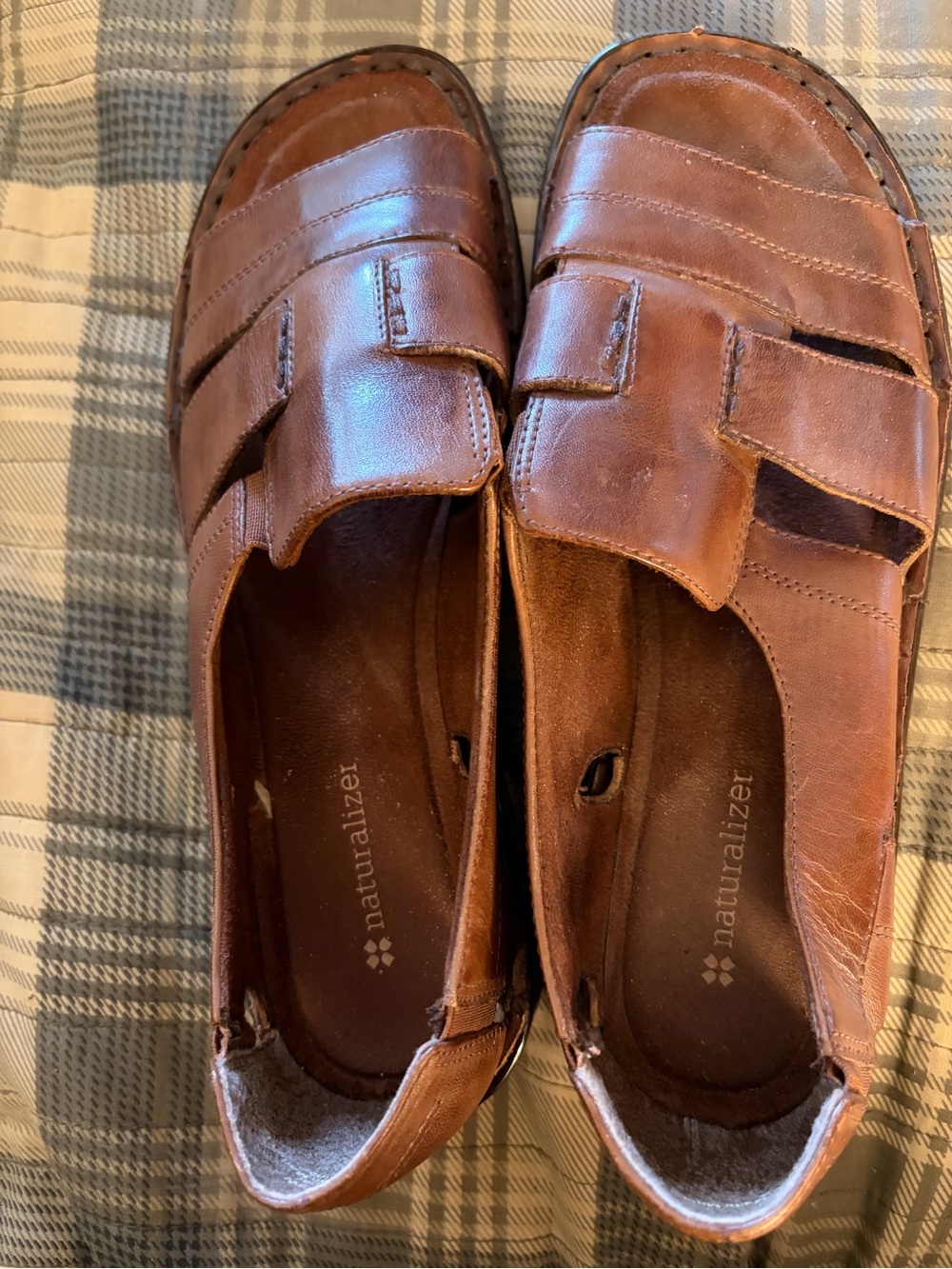 Naturalizer Women’s Cognac Leather Slip-On Sandals. Size 9W